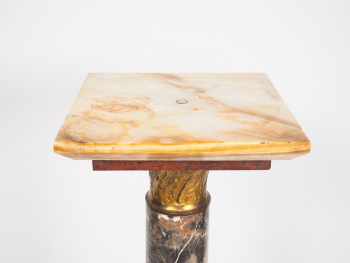 Sellette de style Louis XVI en marbre brèche et onyx.  H. 112 cm.