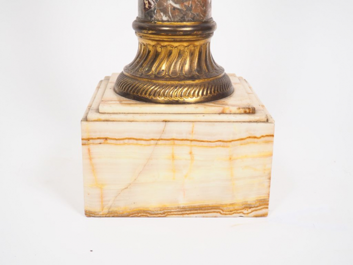Sellette de style Louis XVI en marbre brèche et onyx.  H. 112 cm.