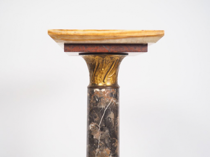 Sellette de style Louis XVI en marbre brèche et onyx.  H. 112 cm.