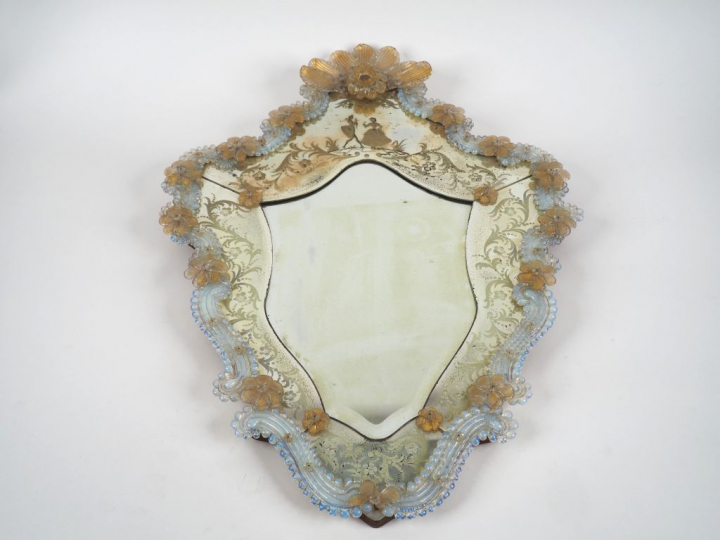 Miroir en verre de Venise à décor de scène galante et de fleurettes. D
