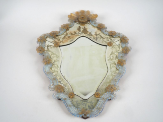 Vente aux enchères Miroir en verre de Venise à décor de scène galante et de fleurettes. D