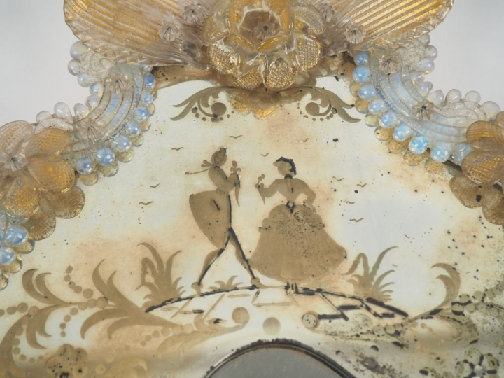 Miroir en verre de Venise à décor de scène galante et de fleurettes. D