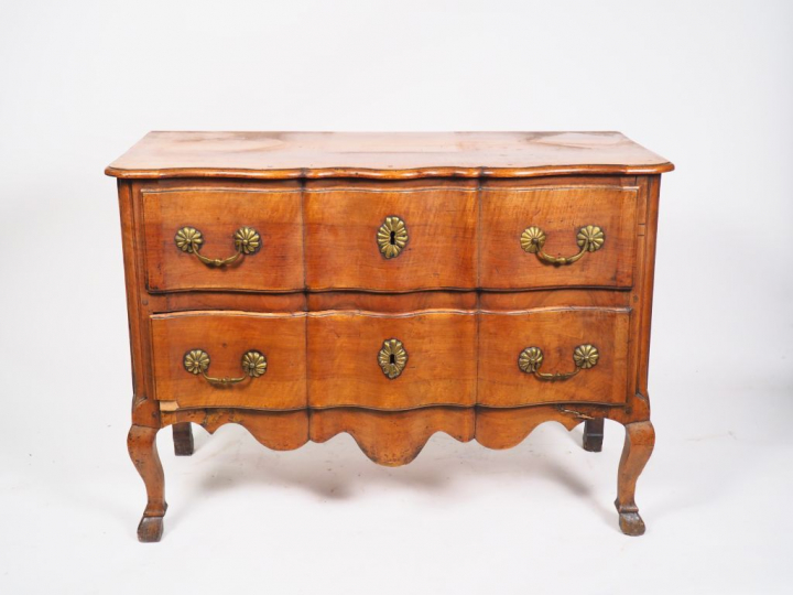 Commode Régence en noyer, ouvrant à deux tiroirs, dessus plateau bois,