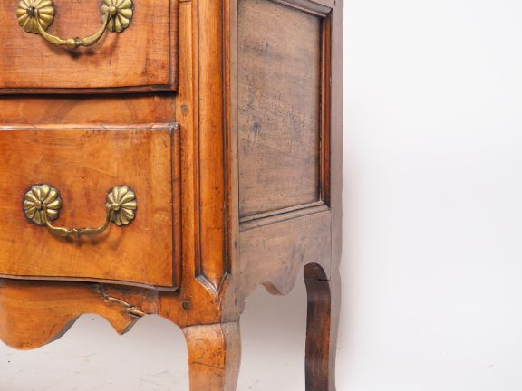 Commode Régence en noyer, ouvrant à deux tiroirs, dessus plateau bois,