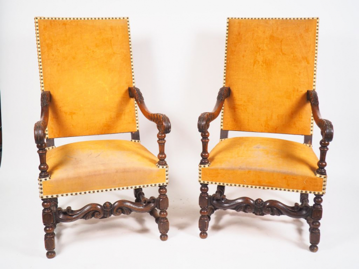 Paire de fauteuils à bras Louis XIII en bois mouluré et sculpté, garni