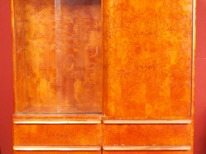Buffet 1950 en loupe de bois clair et cuivre, ouvrant à deux portes do