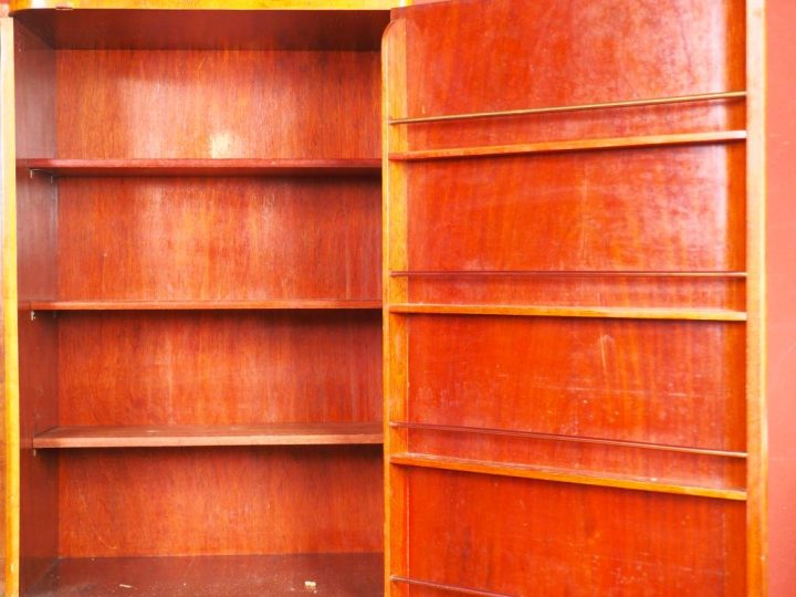Buffet 1950 en loupe de bois clair et cuivre, ouvrant à deux portes do