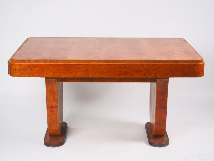Table à allonges 1950 en loupe de bois clair et cuivre et six chaises,