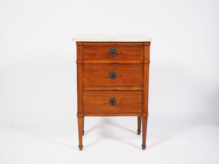 Chiffonnier XIXème en noyer (?) ouvrant à trois tiroirs, dessus marbre