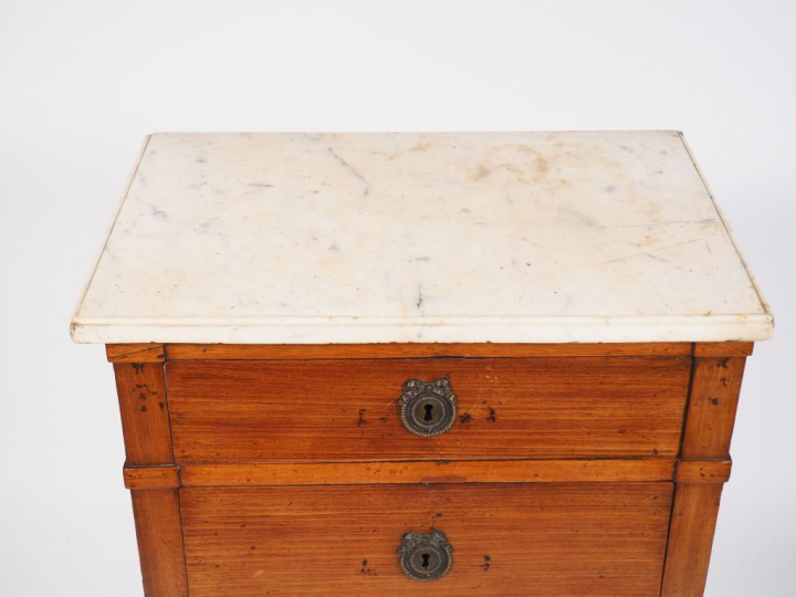 Chiffonnier XIXème en noyer (?) ouvrant à trois tiroirs, dessus marbre