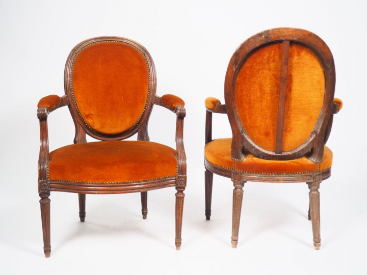 Paire de fauteuils cabriolet de style Louis XVI, dossier médaillon gar