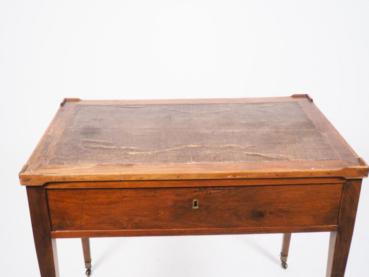 Table XIXème en noyer, plateau amovible laissant apparaître un dessus 