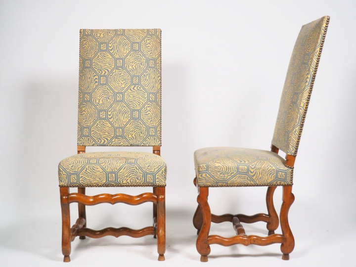 6 chaises de style Louis XIII, garniture de tissu moderne, à décor de 
