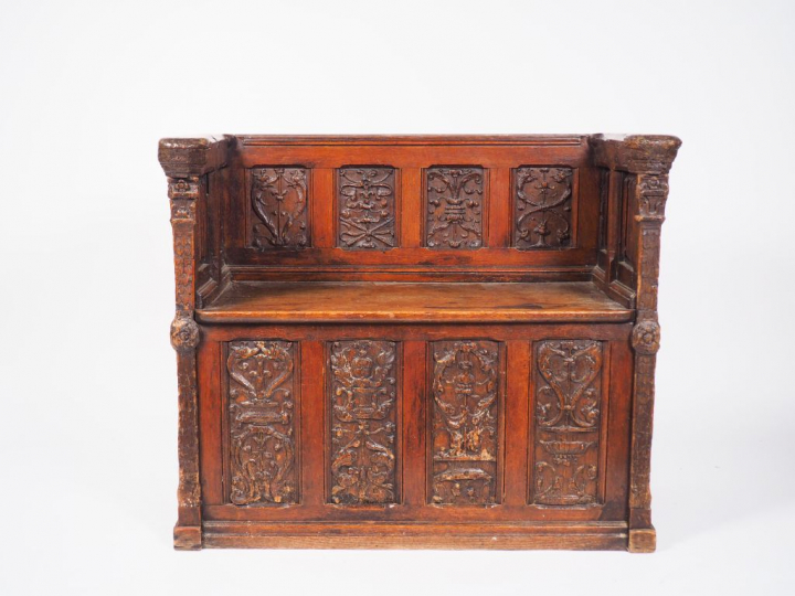 Banc de style gothique en noyer mouluré et sculpté, à décor de pilastr