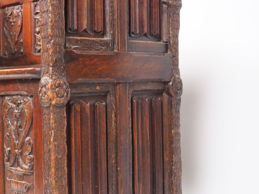 Banc de style gothique en noyer mouluré et sculpté, à décor de pilastr