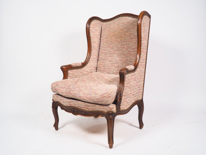 Bergère de style Louis XV en noyer mouluré et sculpté à décor de feuil