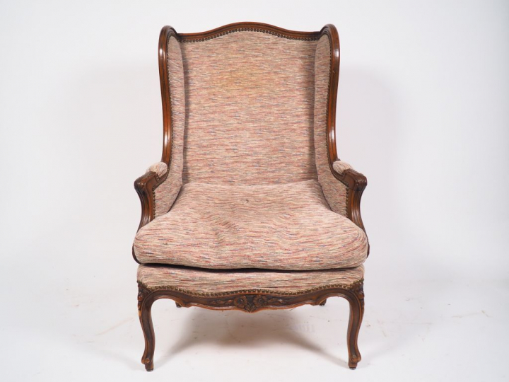 Bergère de style Louis XV en noyer mouluré et sculpté à décor de feuil