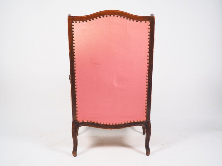 Bergère de style Louis XV en noyer mouluré et sculpté à décor de feuil