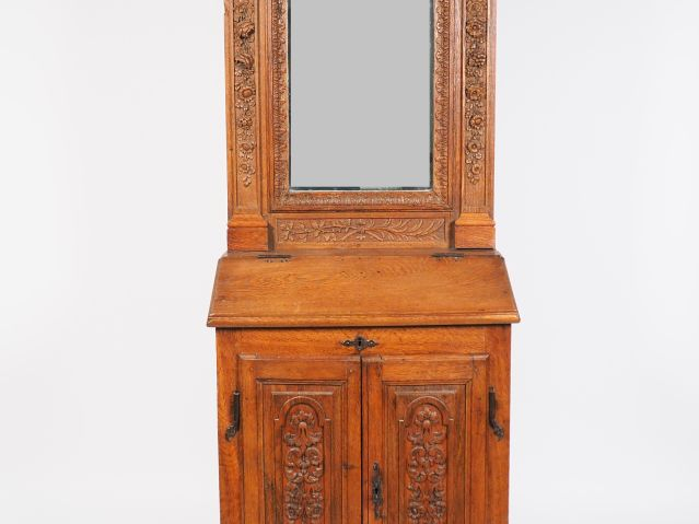 Meuble oratoire de style Renaissance en chêne mouluré et sculpté, ouvr