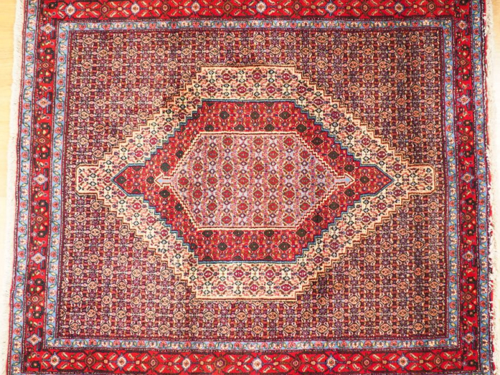 Tapis de prière en laine à décor de motifs géométriques et de frises s