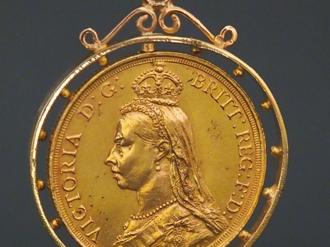 Pendentif en or jaune, serti en son centre d'une pièce d'une pièce or 