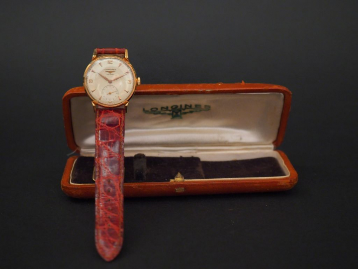 LONGINES. Montre bracelet d'homme.  Boitier en or. Bracelet cuir, bouc