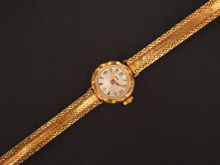 LIP.  Montre bracelet de dame en or jaune.  Signée sur le cadran. Poid