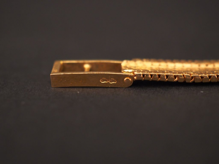 LIP.  Montre bracelet de dame en or jaune.  Signée sur le cadran. Poid