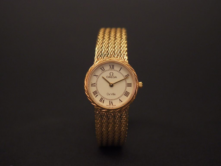 OMEGA. Montre bracelet de dame en plaqué or. Signée sur le cadran.