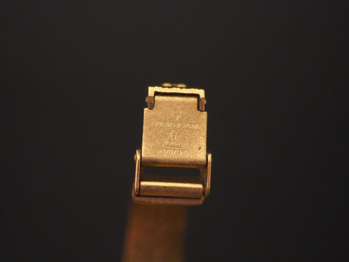 OMEGA. Montre bracelet de dame en plaqué or. Signée sur le cadran.