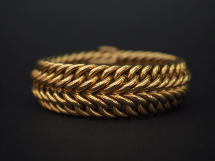 Bracelet manchette articulé en or jaune, maille épi. Long. 20 cm Poids