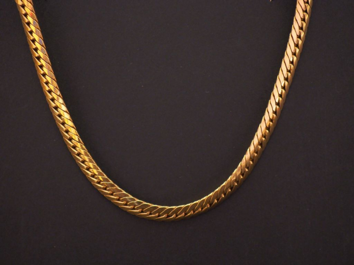 Collier articulé en or jaune, maille plate en chute.  Poids. 22,36 g