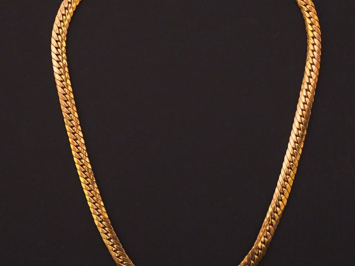 Collier articulé en or jaune, maille plate en chute.  Poids. 22,36 g