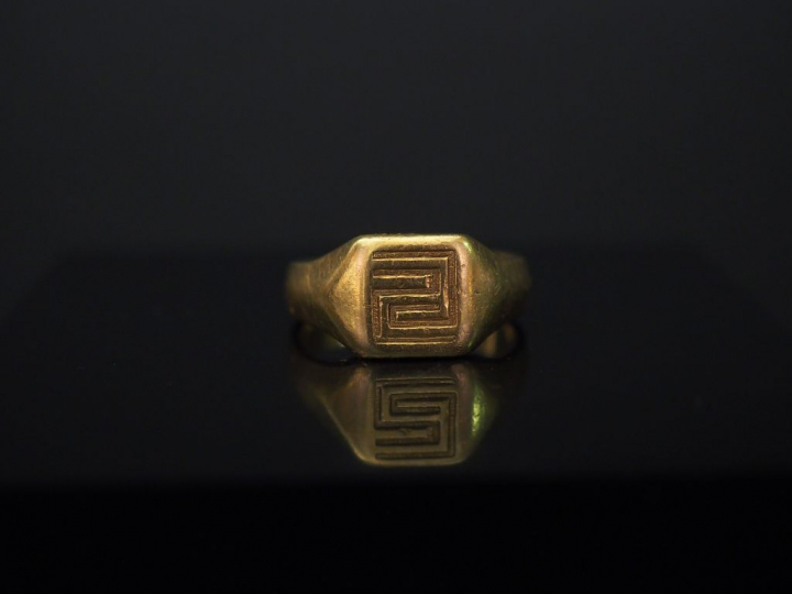 Bague chevalière en or jaune, à décor de motif géométrique. TDD. 61 Po