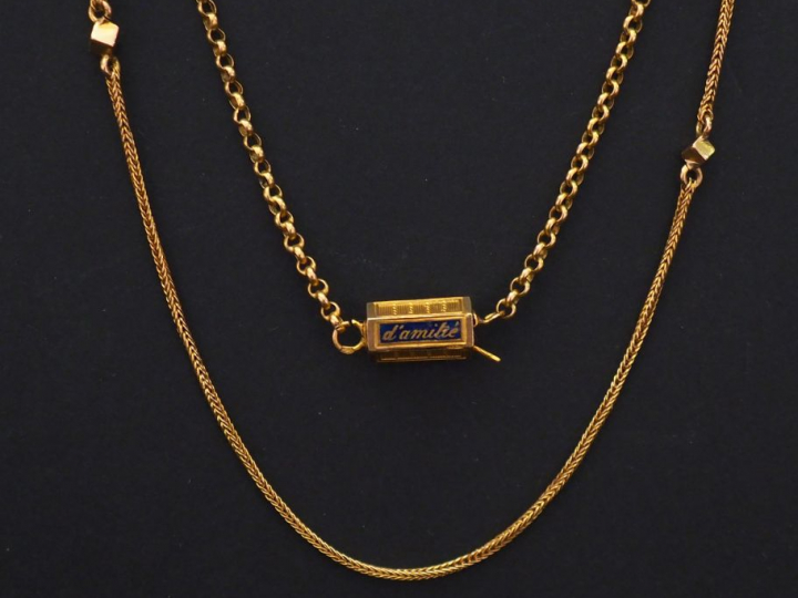 Ensemble comprenant :  - une chaine en or jaune, à décor de cubes.  Lo