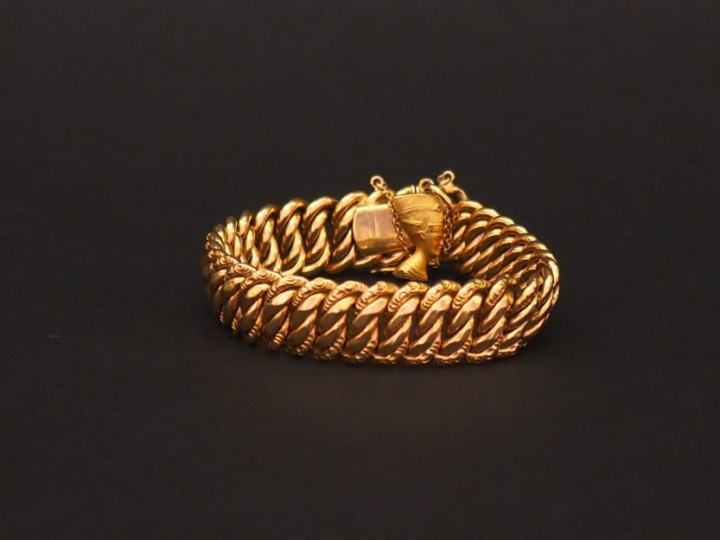 Bracelet en or jaune, maille américaine, à décor d'un pendentif en or 