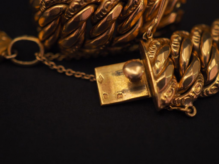 Bracelet en or jaune, maille américaine, à décor d'un pendentif en or 