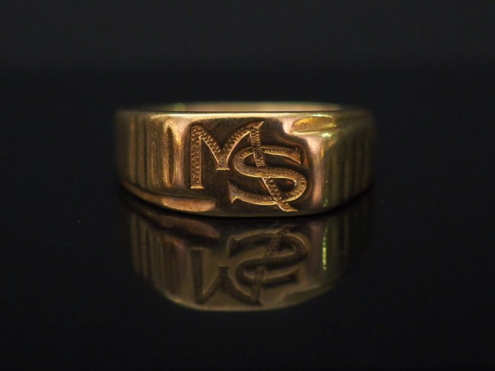 Bague chevalière en or jaune, à décor de monogramme. TDD. 57 Poids. 6,