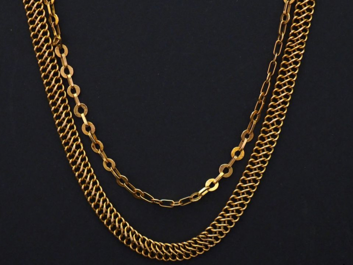 Ensemble comprenant :  - une chaine en or jaune, maille plate entrelac