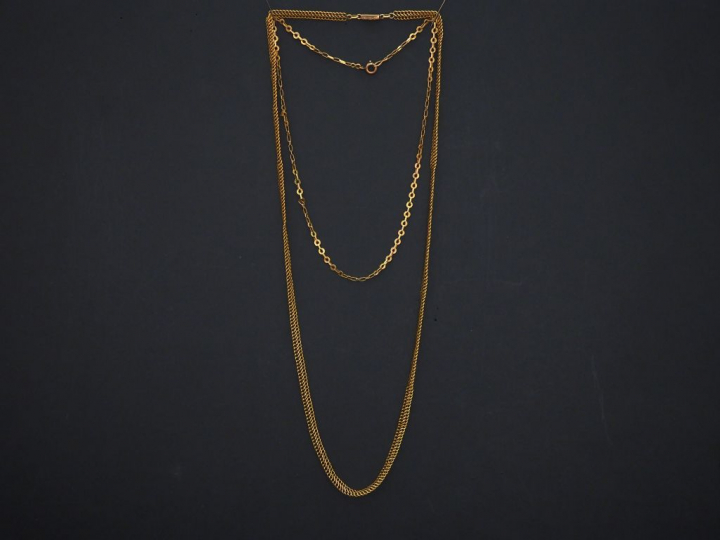 Ensemble comprenant :  - une chaine en or jaune, maille plate entrelac