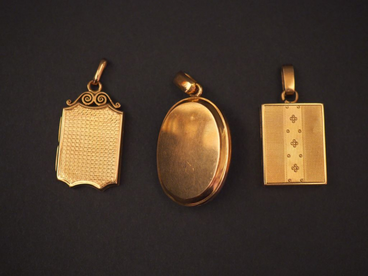 Ensemble comprenant :  - un pendentif porte-photo Napoléon III en or j