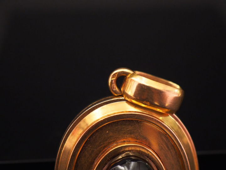 Ensemble comprenant :  - un pendentif porte-photo Napoléon III en or j