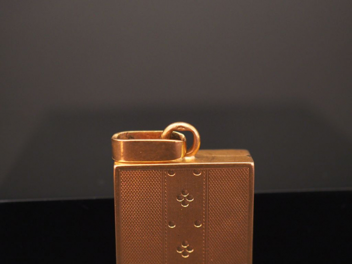 Ensemble comprenant :  - un pendentif porte-photo Napoléon III en or j