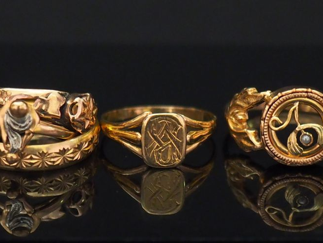 Ensemble comprenant :  - une bague Napoléon III en or jaune, à décor d