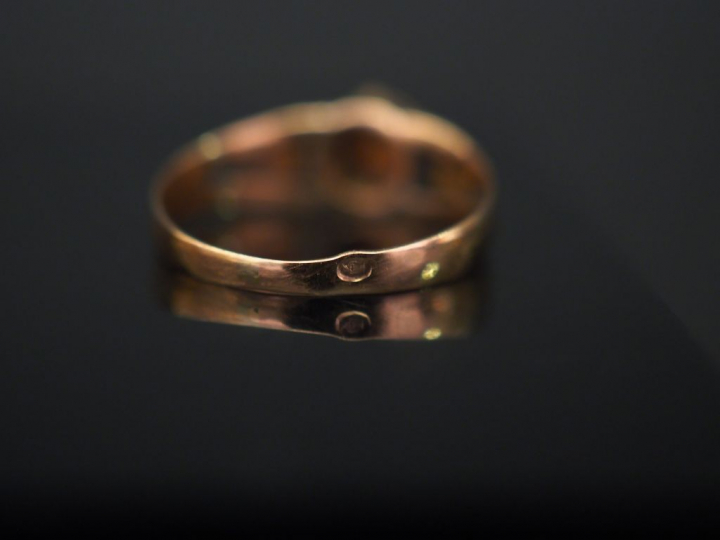 Ensemble comprenant :  - une bague Napoléon III en or jaune, à décor d