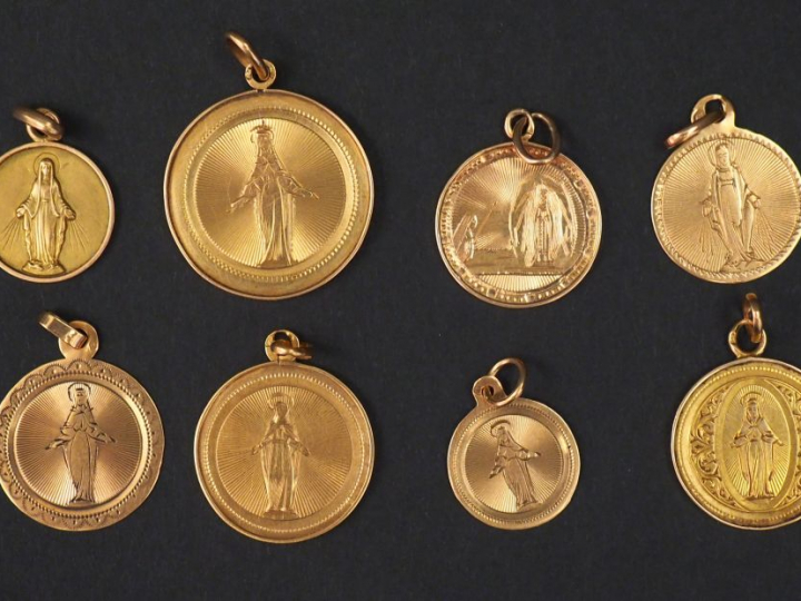 Ensemble de huit médailles religieuses en or jaune, figurant la Sainte