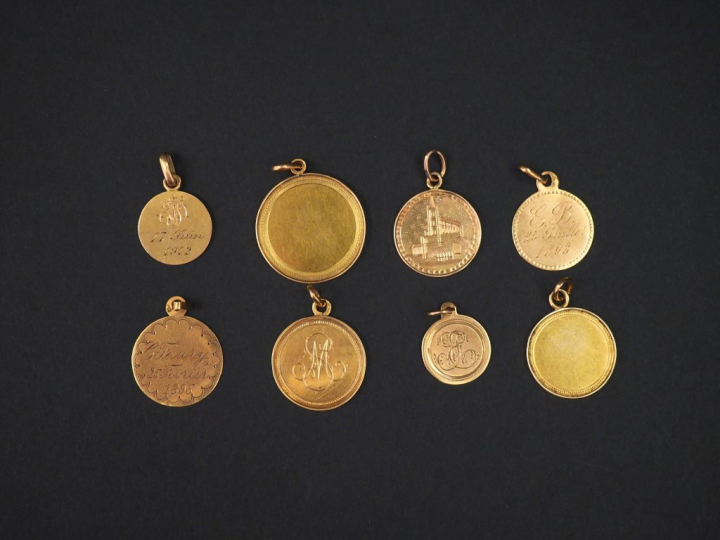 Ensemble de huit médailles religieuses en or jaune, figurant la Sainte