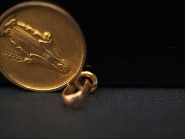 Ensemble de huit médailles religieuses en or jaune, figurant la Sainte