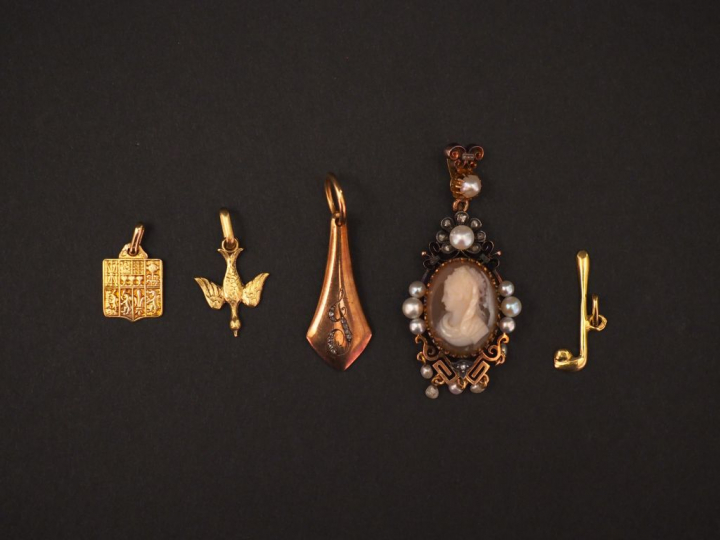 Ensemble comprenant :  - un pendentif Napoléon III en or jaune, éclats