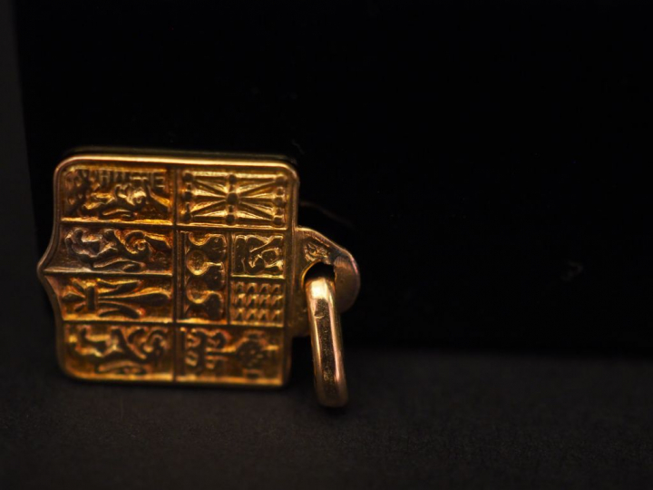 Ensemble comprenant :  - un pendentif Napoléon III en or jaune, éclats